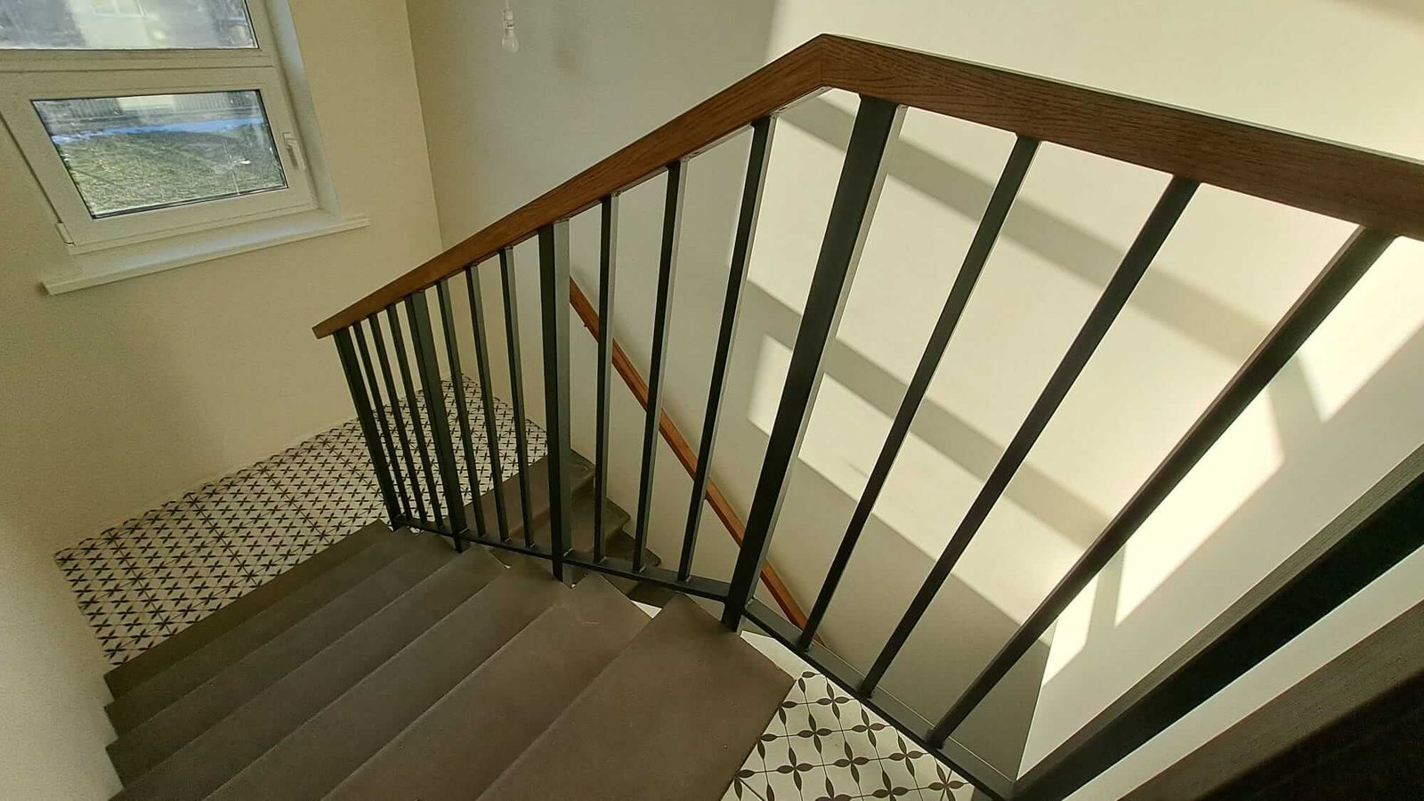 Krāsotas kāpņu margas ar koka roku balstu - Rīga