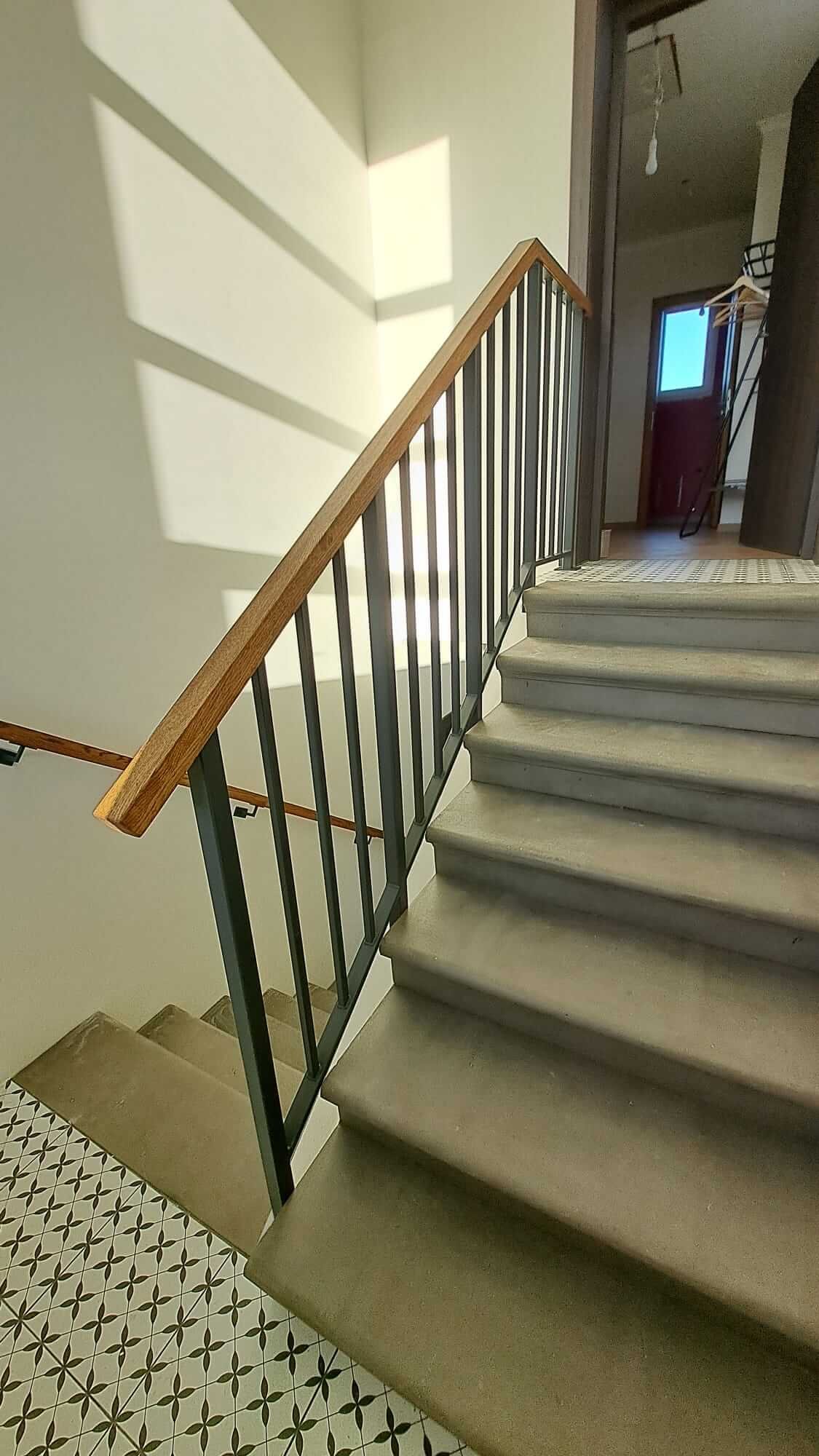 Krāsotas kāpņu margas ar koka roku balstu - Rīga