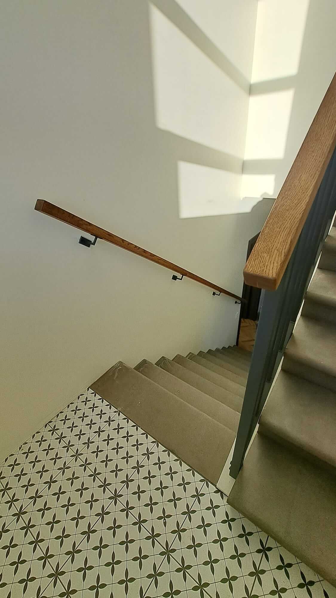 Krāsotas kāpņu margas ar koka roku balstu - Rīga