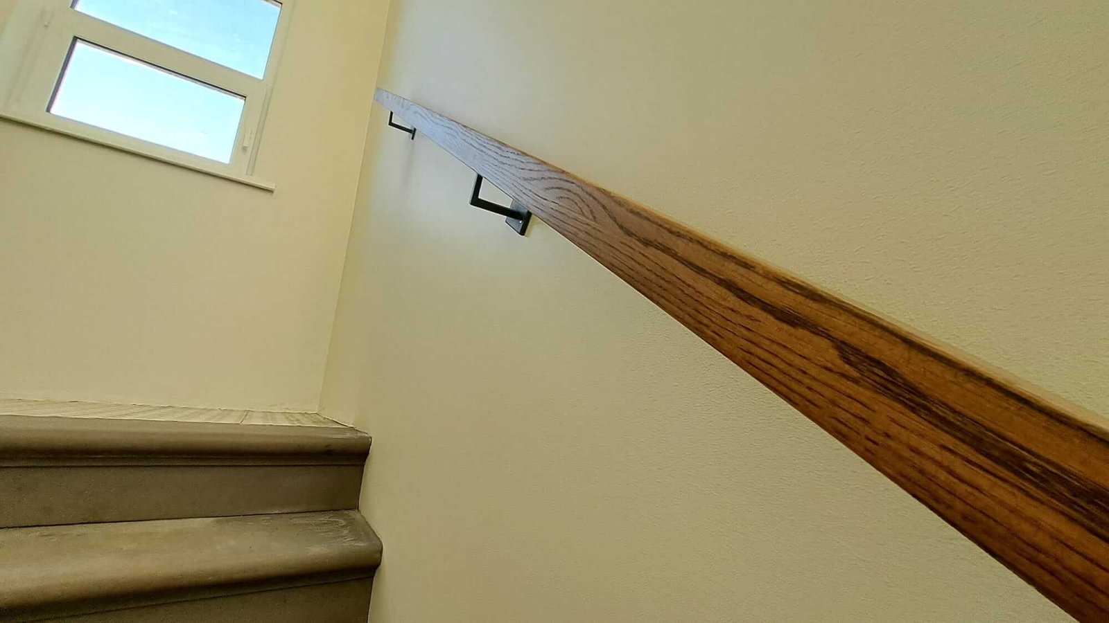 Krāsotas kāpņu margas ar koka roku balstu - Rīga