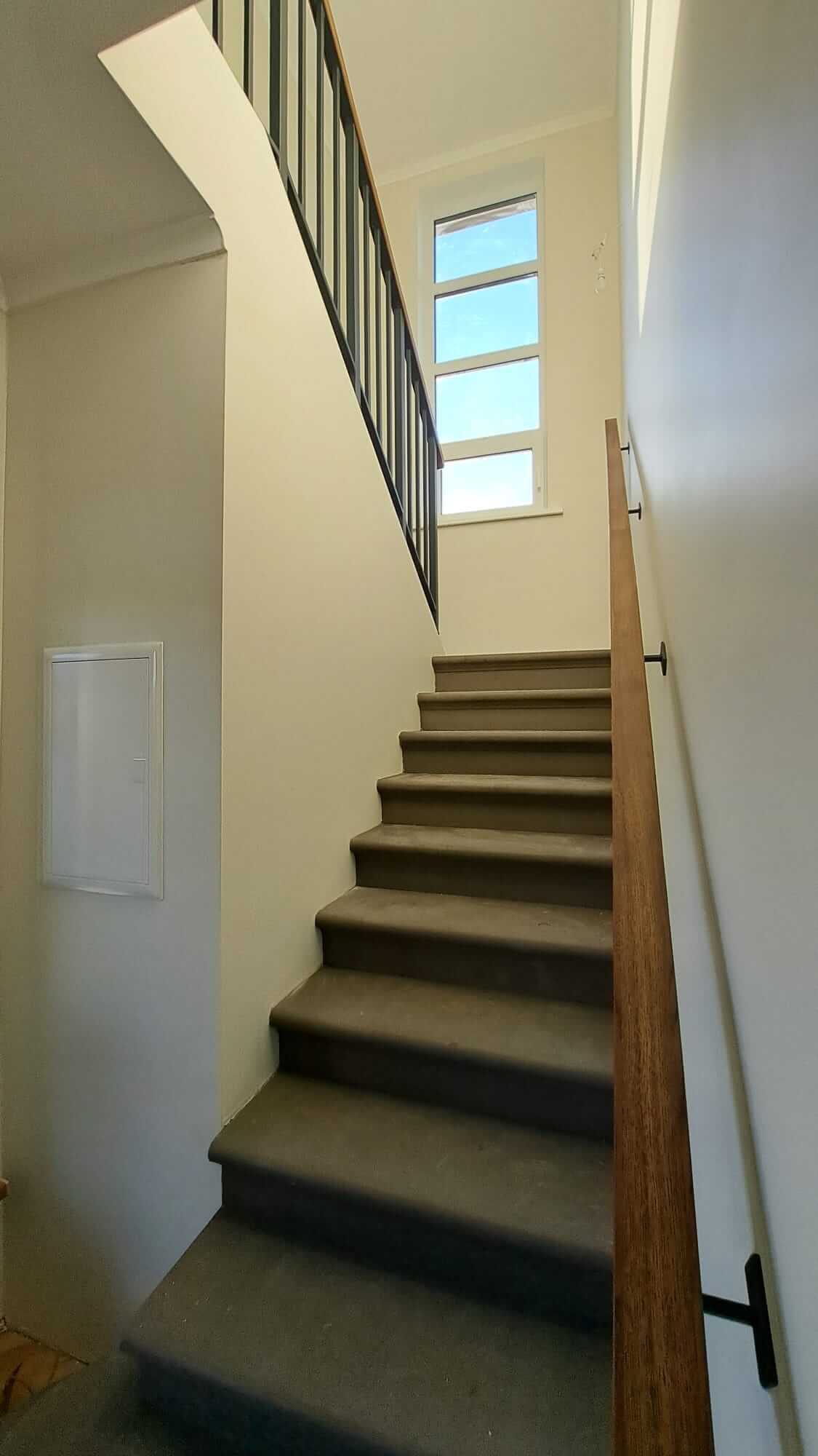 Krāsotas kāpņu margas ar koka roku balstu - Rīga