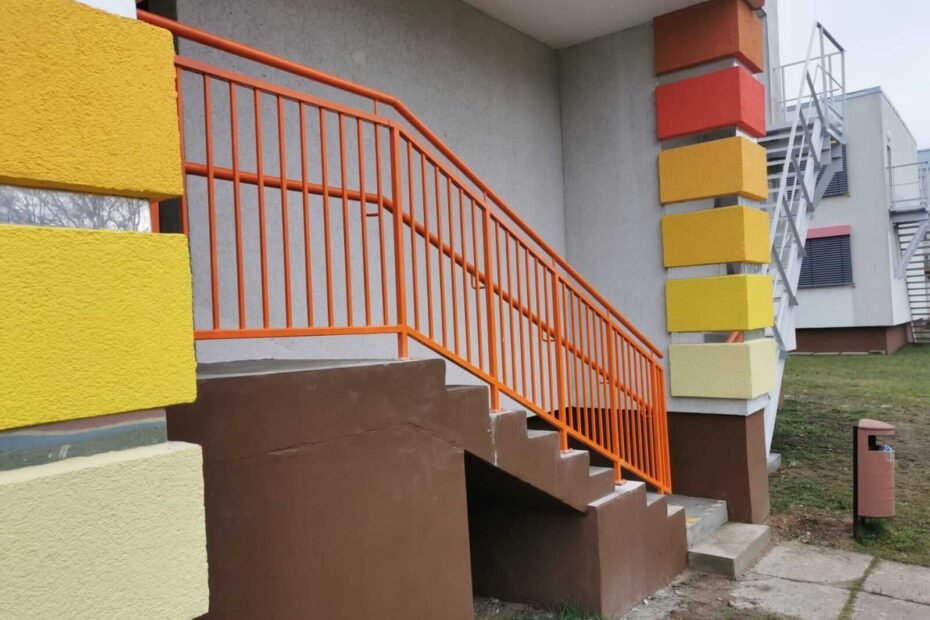 Krāsotas tērauda kāpņu margas p.i.i. Varavīksne Ugāles iela 15, Ventspils