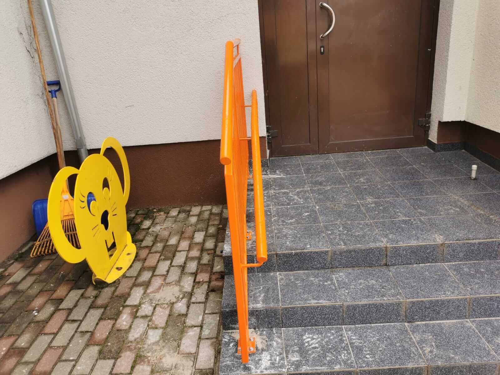 Krāsotas tērauda kāpņu margas  p.i.i. Varavīksne Ugāles iela 15, Ventspils