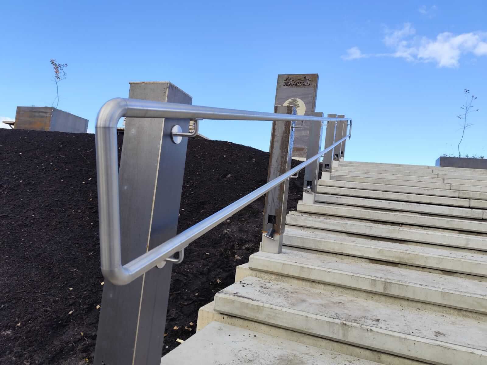 Nerūsējošā tērauda kāpņu margas