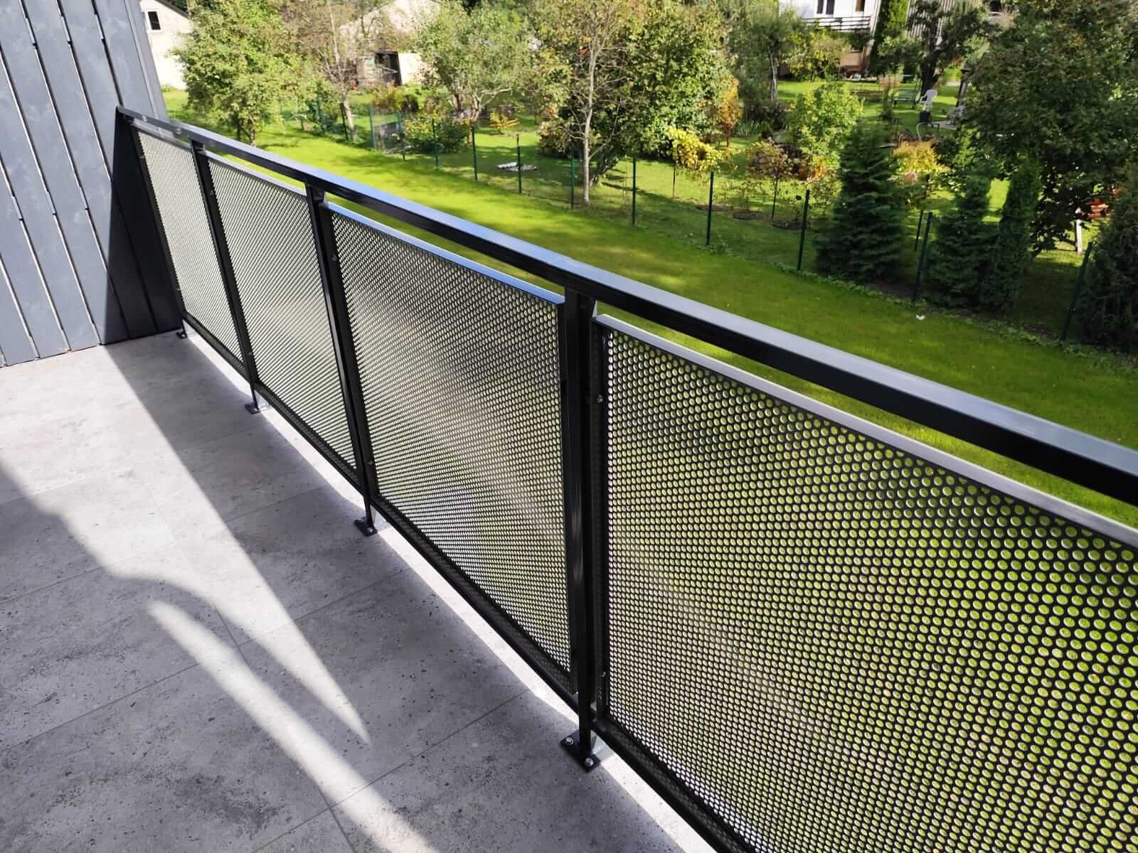 Balkona margas ar perforētu loksni - skats no iekšpuses 