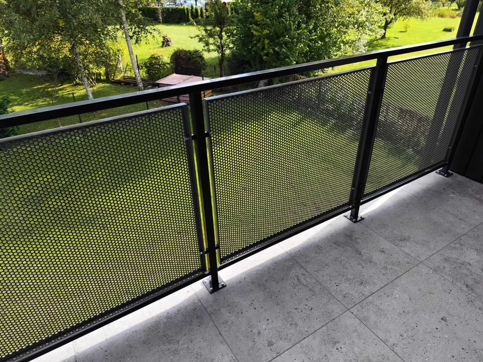 Balkona margas ar perforētu loksni - skats no iekšpuses 